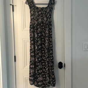 AMERICAN EAGLE black floral maxi dress. Smocked top, cap sleeves + side slit